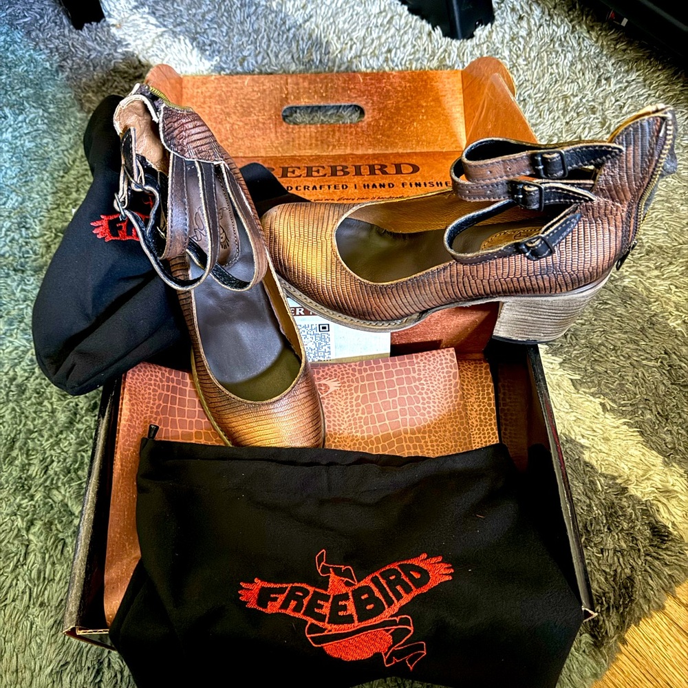 NEW Randi style Freebird shoes size 10.